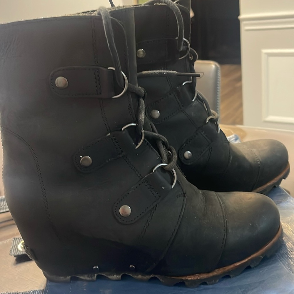 Sorel woman’s Joan of Arc lace up platform boots sz 8 blk